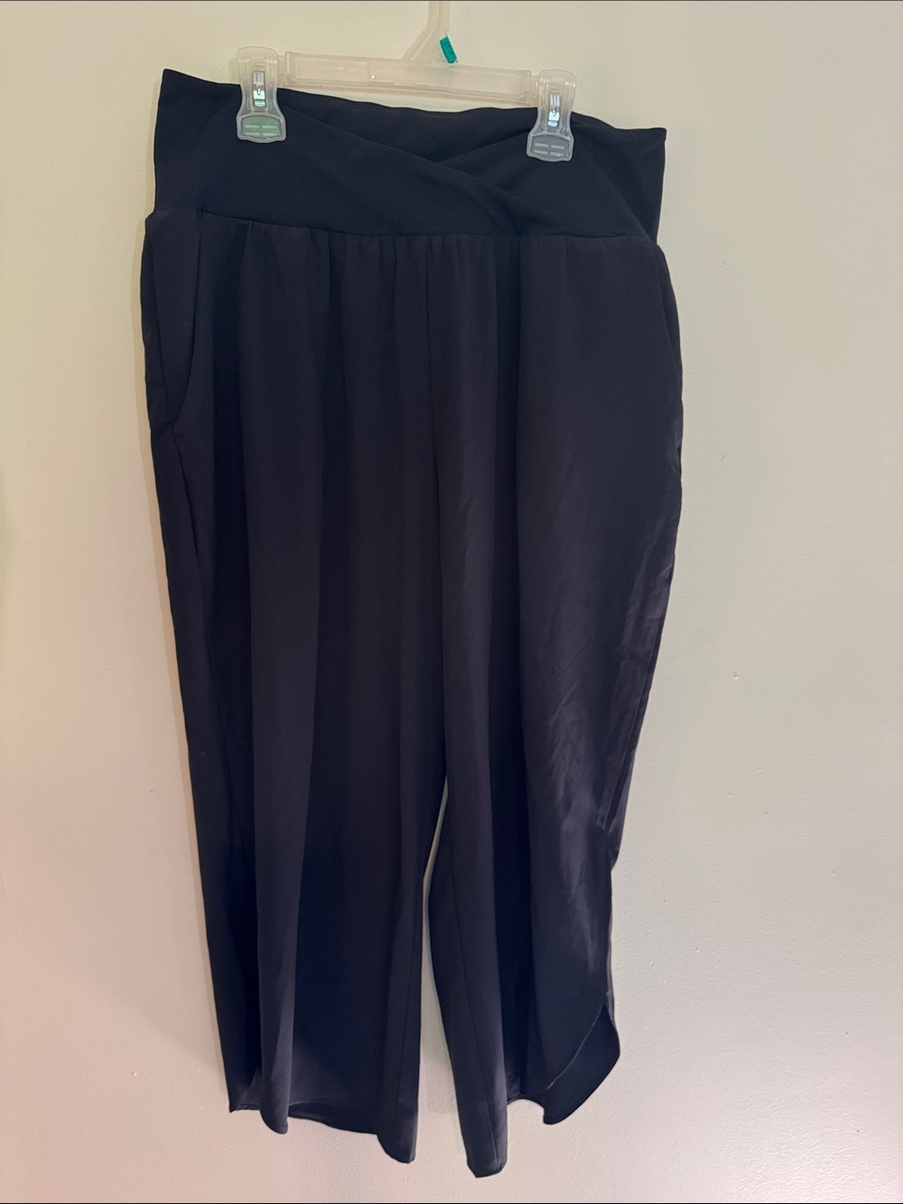 HALARA Black High-Waist Wide Leg Capris